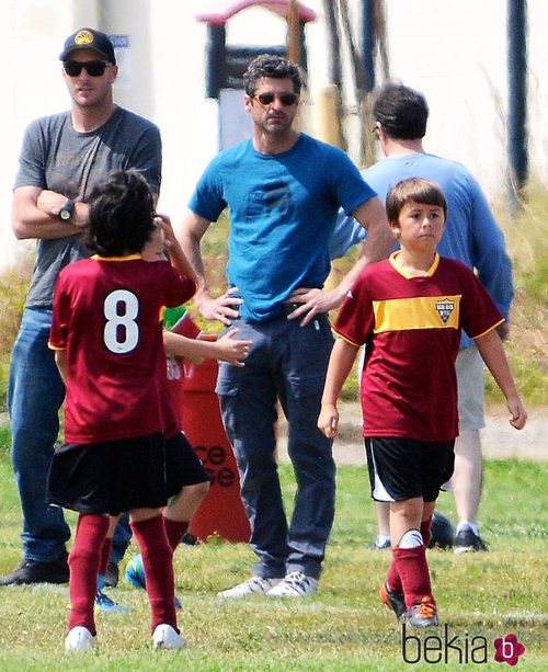 Patrick Dempsey viendo un partido de sus hijos