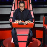 Alejandro Sanz en su silla giratoria de 'La Voz 3'