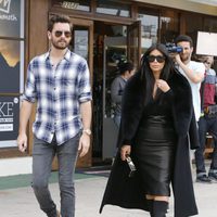 Kim Kardashian y Scott Disick en Woodland Hills