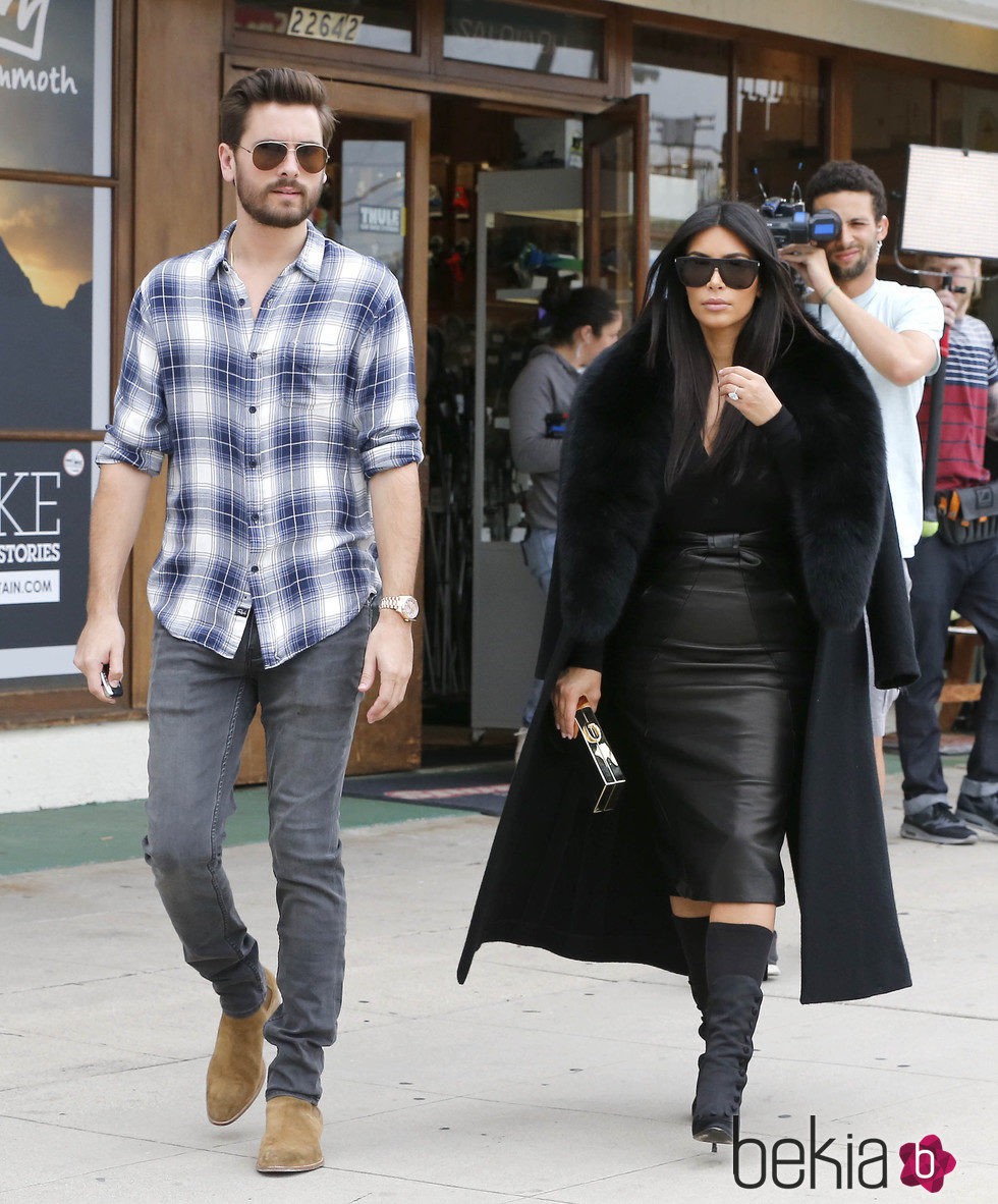 Kim Kardashian y Scott Disick en Woodland Hills