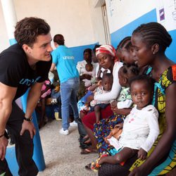 Orlando Bloom visita una clínica en Liberia como embajador de Unicef