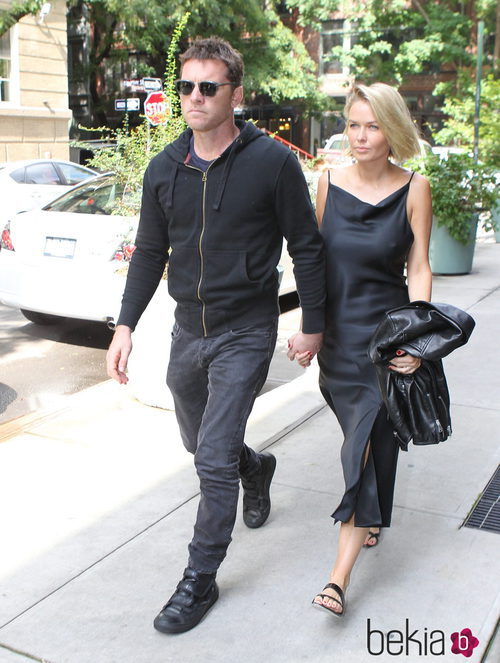 Sam Worthington y su mujer  Lara Bingle paseando 