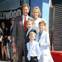 WIll Ferrell con su esposa  Viveca Paulin y sus hijos en el Paseo de la Fama de Hollywood