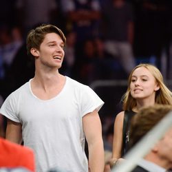 Patrick Schwarzenegger y Taylor Burns en un partido de baloncesto