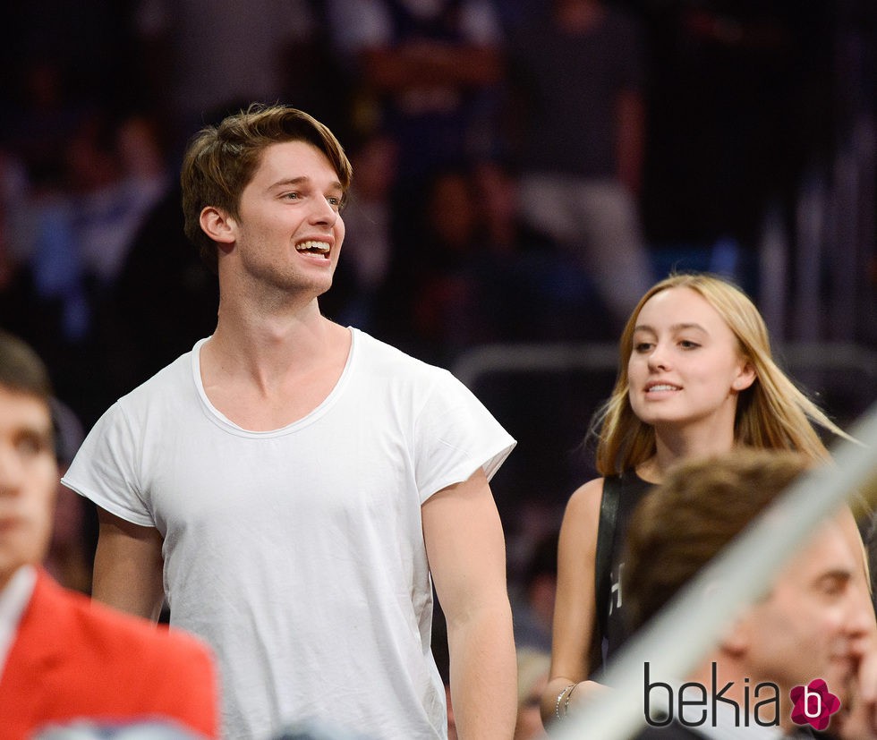 Patrick Schwarzenegger y Taylor Burns en un partido de baloncesto