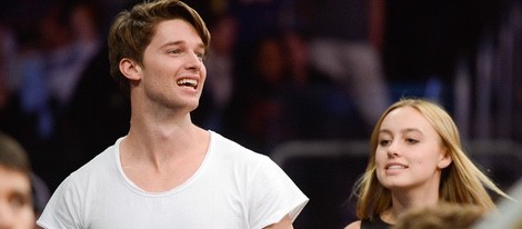 Patrick Schwarzenegger y Taylor Burns en un partido de baloncesto