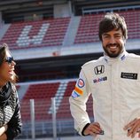 Fernando Alonso y Lara Álvarez muy sonrientes en la pista