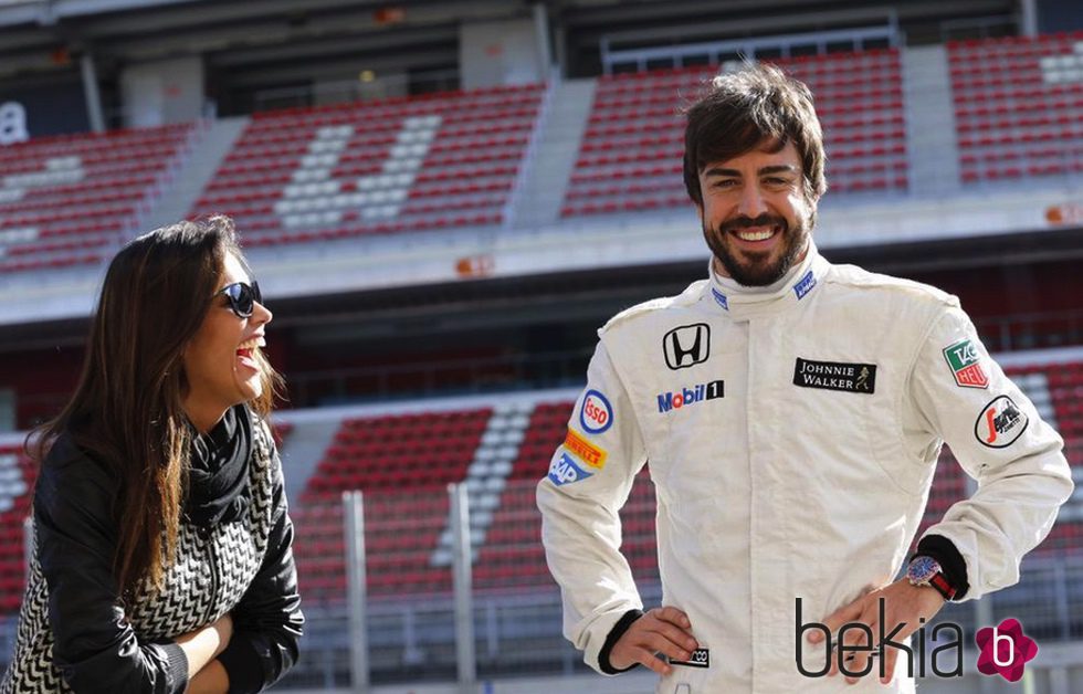 Fernando Alonso y Lara Álvarez muy sonrientes en la pista