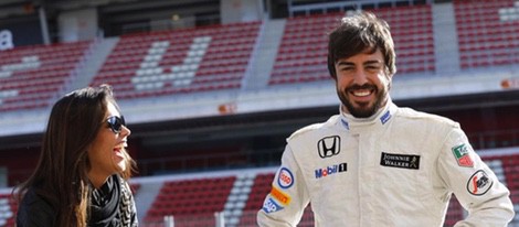 Fernando Alonso y Lara Álvarez muy sonrientes en la pista