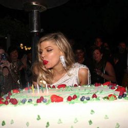 Fergie sopla las velas de su 40 cumpleaños