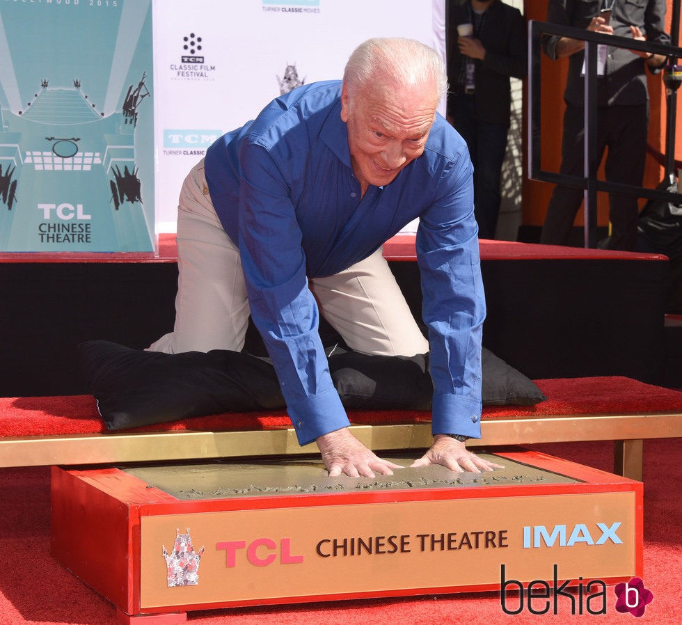 Christopher Plummer plasma sus huellas en el Teatro Chino de Hollywood