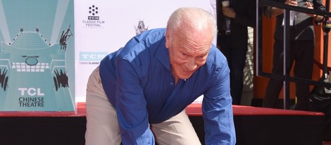 Christopher Plummer plasma sus huellas en el Teatro Chino de Hollywood