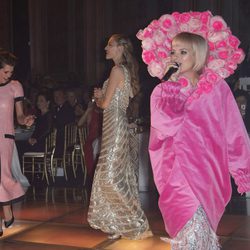 Carlota Casiraghi y Beatrice Borromeo bailando al ritmo de Lily Allen en el Baile de la Rosa 2015