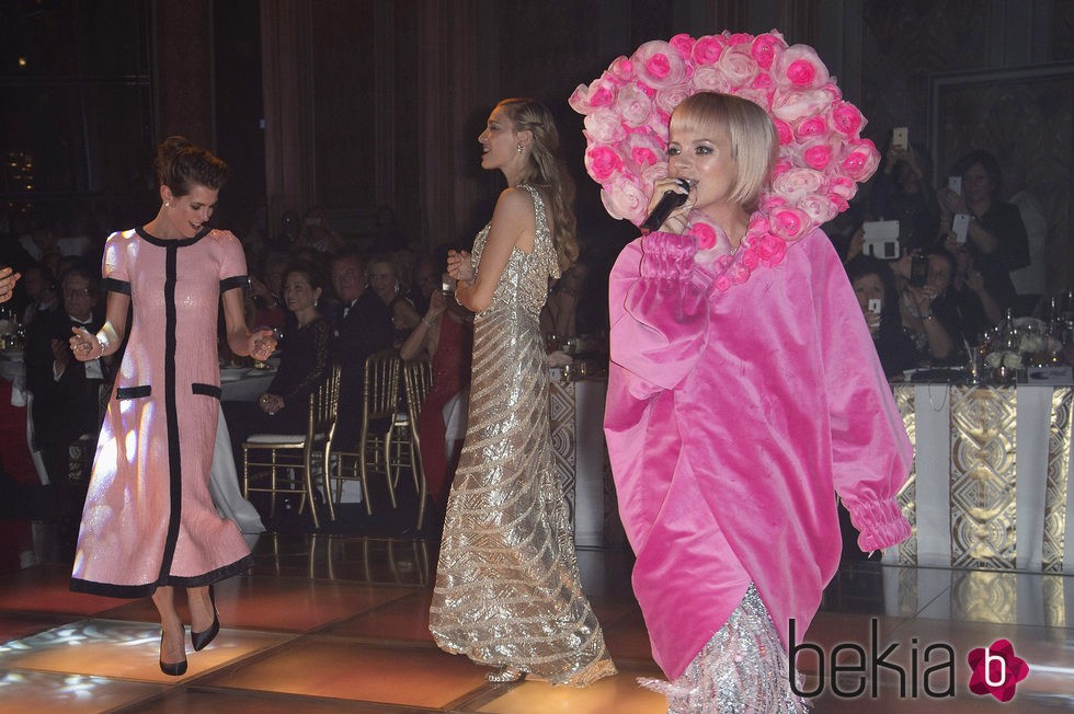 Carlota Casiraghi y Beatrice Borromeo bailando al ritmo de Lily Allen en el Baile de la Rosa 2015