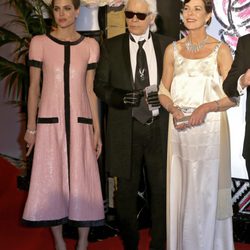 Carlota Casiraghi, Karl Lagerfeld y Carolina de Mónaco en el Baile de la Rosa 2015