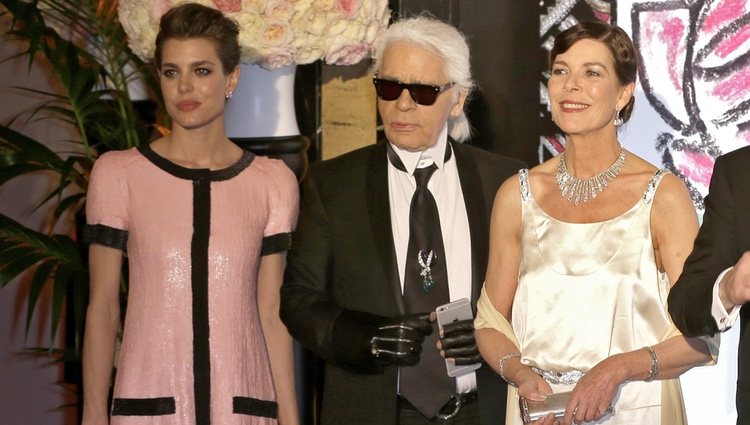 Carlota Casiraghi, Karl Lagerfeld y Carolina de Mónaco en el Baile de la Rosa 2015