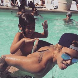 Justin Bieber pasando un día de piscina con Mason Disick, hijo de Kourtney Kardashian