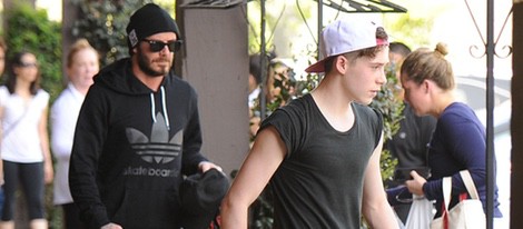 David Beckham y su hijo Brooklyn saliendo del gimnasio