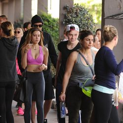 David Beckham con su hijo mayor Brooklyn Beckham y una joven a la salida del gimnasio