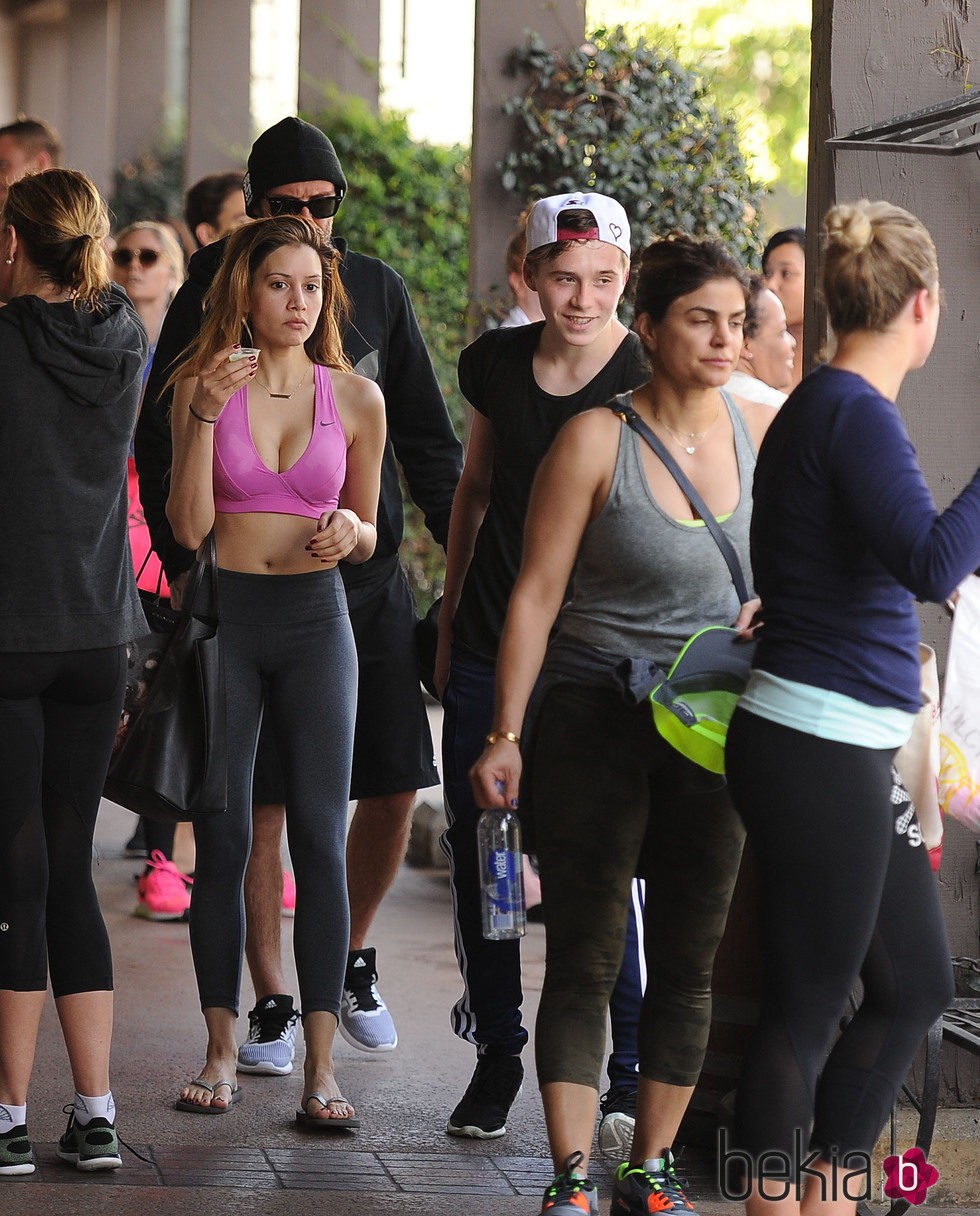 David Beckham con su hijo mayor Brooklyn Beckham y una joven a la salida del gimnasio