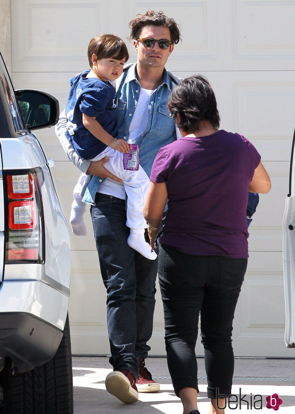 Orlando Bloom llevando en brazos a su hijo Flynn en su casa de Miami