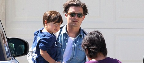 Orlando Bloom llevando en brazos a su hijo Flynn en su casa de Miami