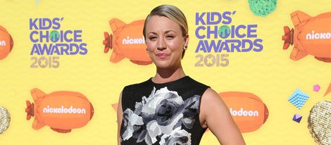 Kaley Cuoco-Sweeting en la alfombra naranja de los Nickelodeon Kids Choice Awards 2015