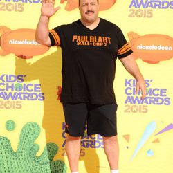 Kevin James en la alfombra naranja de los Nickelodeon Kids Choice Awards 2015