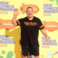 Kevin James en la alfombra naranja de los Nickelodeon Kids Choice Awards 2015