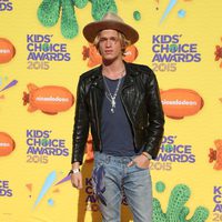 Cody Simpson llegando a los Nickelodeon Kids Choice Awards 2015