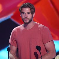 Liam Hemsworth recibiendo un premio en los Nickelodeon Kids Choice Awards 2015