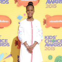 Quvenzhané Wallis en la alfombra naranja de los Nickelodeon Kids Choice Awards 2015