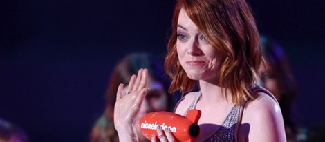 Emma Stone recibiendo un premio en los Nickelodeon Kids Choice Awards 2015