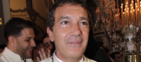 Antonio Banderas vestido de mayordomo de la Virgen de Lágrimas y Favores en la Semana Santa 2015