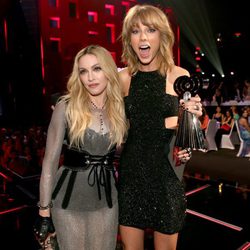 Madonna y Taylor Swift posando juntas en los premios iHeartRadio 2015