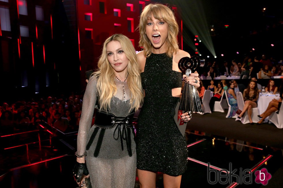 Madonna y Taylor Swift posando juntas en los premios iHeartRadio 2015