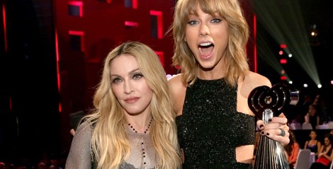 Madonna y Taylor Swift posando juntas en los premios iHeartRadio 2015