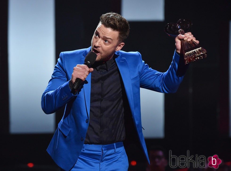 Justin Timberlake recibe un premio en los iHeartRadio 2015