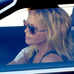 Melanie Griffith aprovecha el proceso de eliminación de su tatuaje para hacerse un retoque en la cara