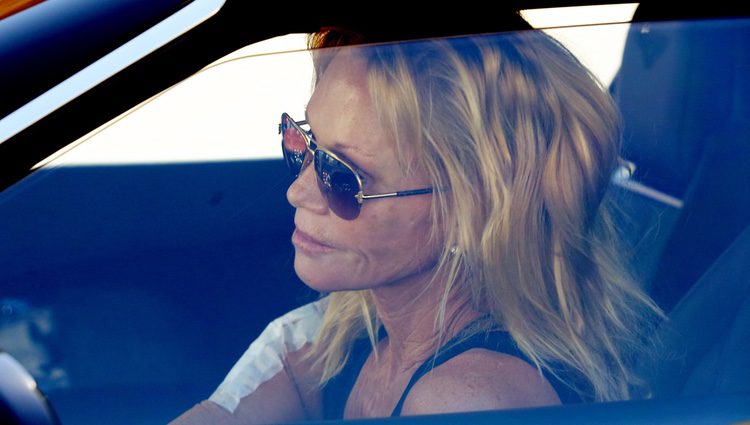 Melanie Griffith aprovecha el proceso de eliminación de su tatuaje para hacerse un retoque en la cara