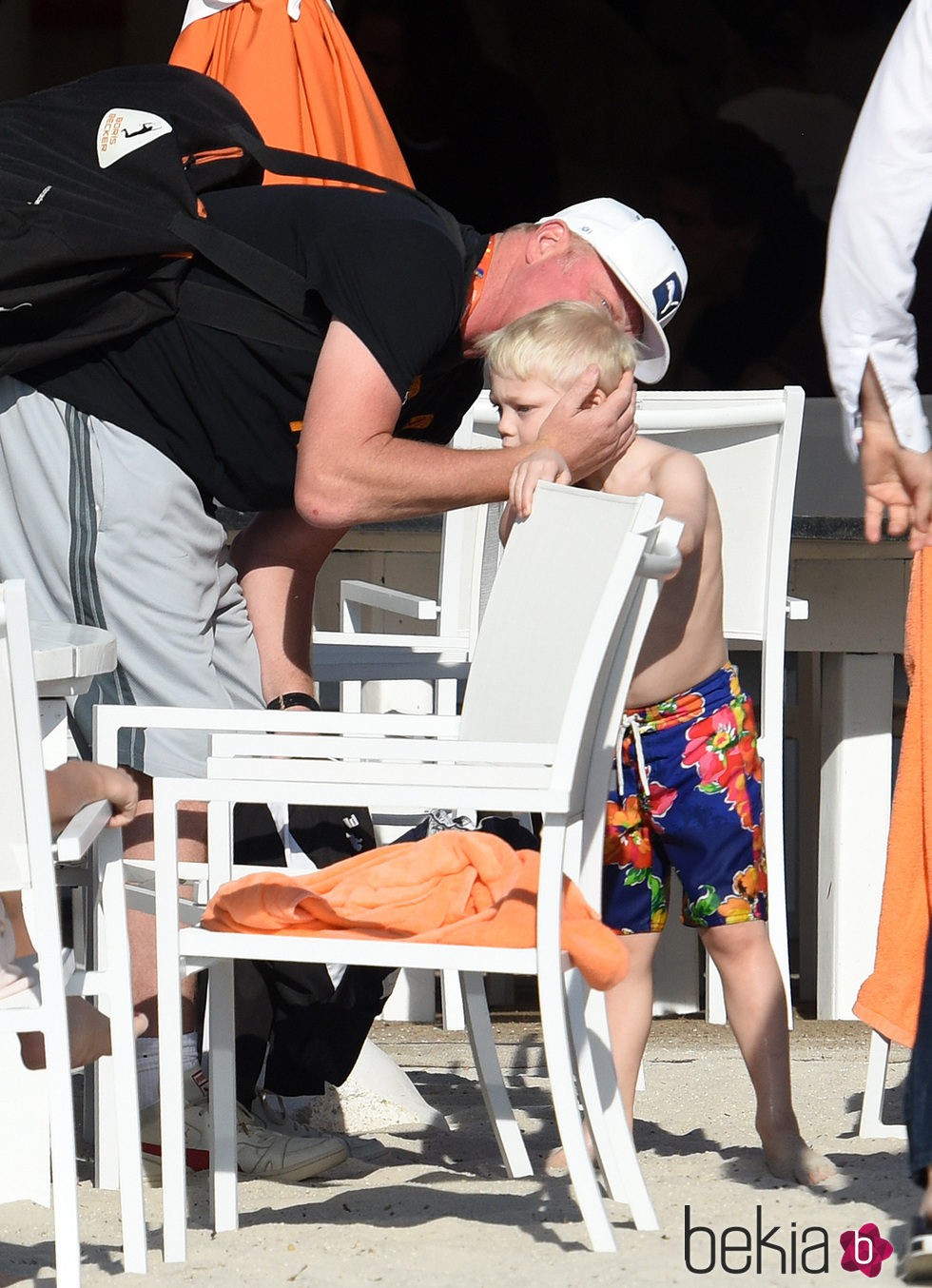 Boris Becker besando a su hijo Amadeus