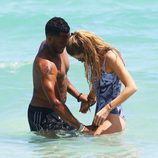 Sunnery James acaricia las partes nobles de su mujer Doutzen Kroes durante sus vacaciones primaverales en Miami