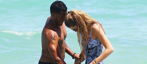 Sunnery James acaricia las partes nobles de su mujer Doutzen Kroes durante sus vacaciones primaverales en Miami