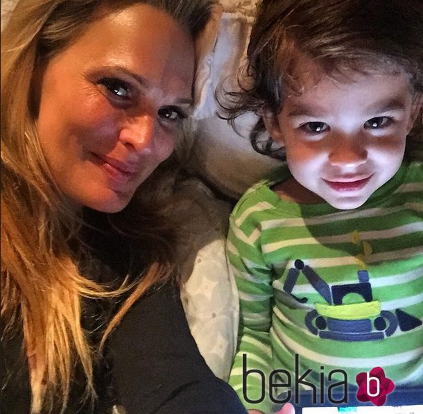 Molly Sims con su hijo Brooks en la cama