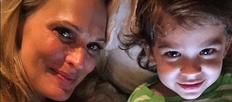 Molly Sims con su hijo Brooks en la cama