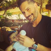 Joe Manganiello dándo el biberón a su sobrina