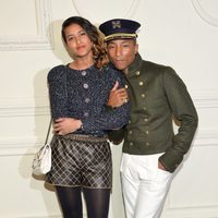 Pharrell Williams y Helen Lasichanh en la presentación en Nueva York de la colección de Chanel París-Salzburgo 2014/15