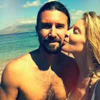 Leah Jenner dándole un beso a su marido Brandon Jenner