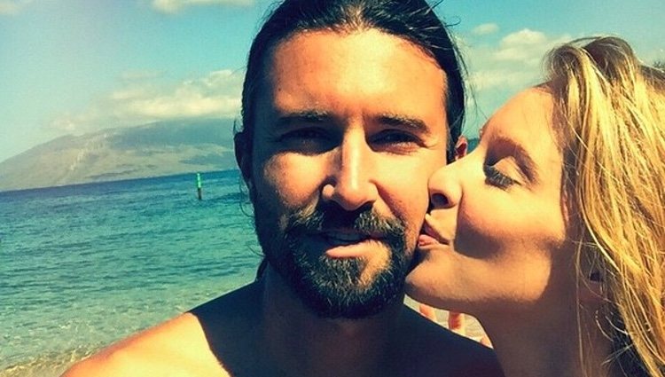 Leah Jenner dándole un beso a su marido Brandon Jenner