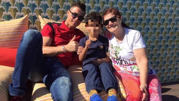 Cristiano Ronaldo con su hijo Cristiano Junior y su madre Dolores Aveiro